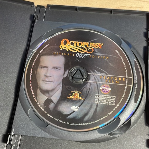 Octopussy Two Disc Ultimate Edition - Picture 3 of 4